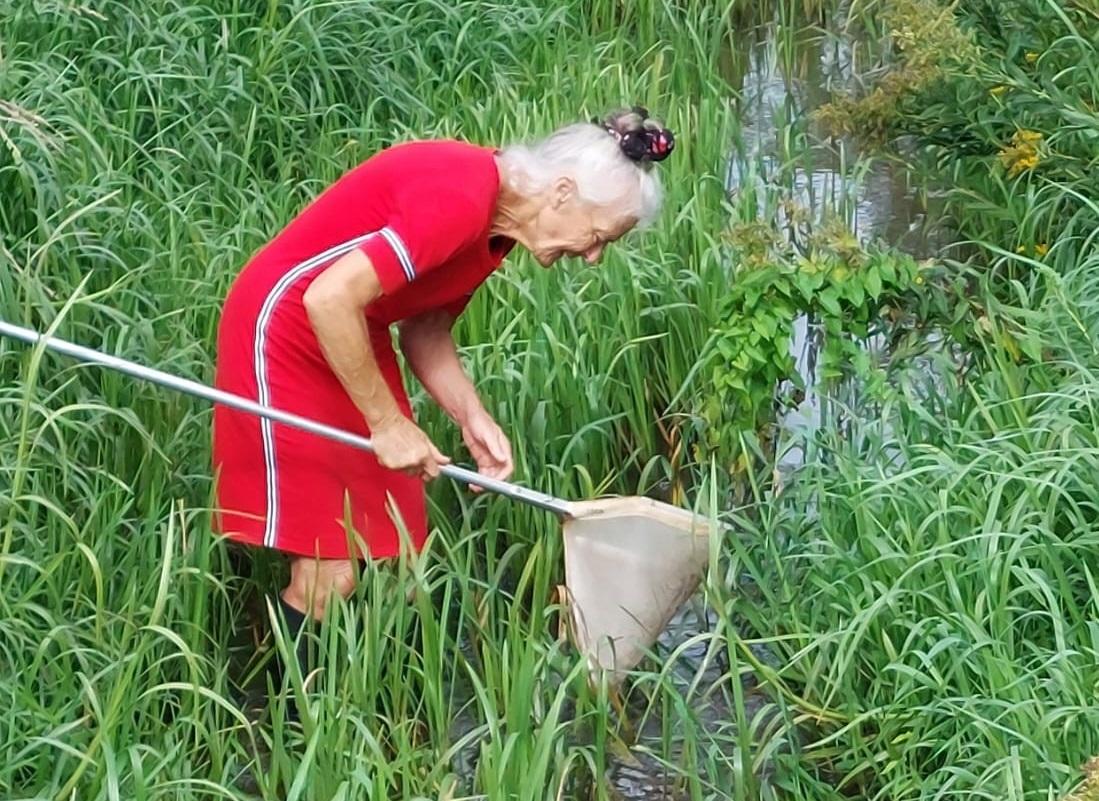 Hilde Ham in actie bij een beek