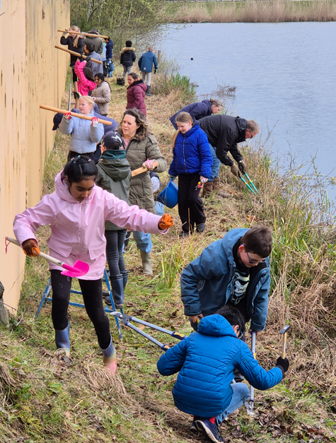 Werkdag aan de oeverzwaluwwand (maart/april): kinderen helpen met opschonen, snoeien en opruimen. Daarna worden alle nestgaten gevuld met schoon leemzand, zodat de oeverzwaluwen bij terugkomst in april weer nieuwe nestgangen kunnen graven.
