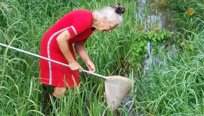 Hilde Ham in actie bij een beek